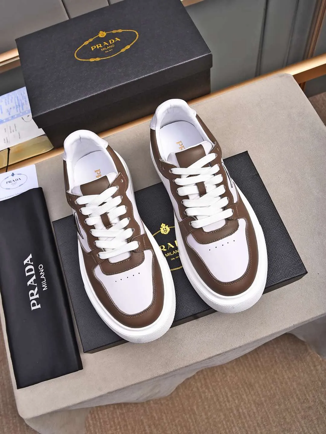 Men's shoes 💰500 Prada/Prada Men's new casual shoes, this upper is made of imported calfskin. The outside is decorated with the P family's classic metal triangle enamel logo, with cowhide lining and cowhide for the foot pads. The outsole is made of non-slip sports exclusive rubber outsole with logo, which feels good on the feet. It is a fashionable and fashionable item!  Size: 38-44 (45 customized)